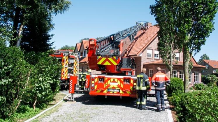 Die Feuerwehr hat den Brand im Dachstuhl des Wohnhauses durch eine geöffnete Stelle gelöscht. 