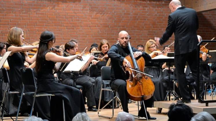 Unter der Leitung von Dirigent Ulrich Semrau präsentierte die Klassische Philharmonie Nordwest in der Varreler Gutsscheune ein stimmiges Programm. Als Solist glänzte Cellist Johannes Krebs. 