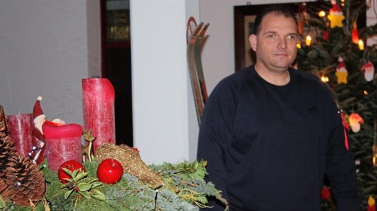 Ob echte Kerzen wie am Adventsgesteck im Vordergrund oder elektrische Lichterkette wie am Weihnachtsbaum im Rathausfoyer: Lottes Feuerwehrchef Marcus Prinz weiß, worauf es ankommt, um Bränden vorzubeugen. 