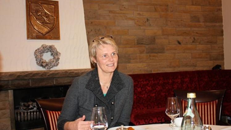 Vor dem Brochterbecker Wappen im familieneigenen Hotel Teutoburger Wald wirbt Anja Karliczek für ihre christlich-demokratische Politik. 