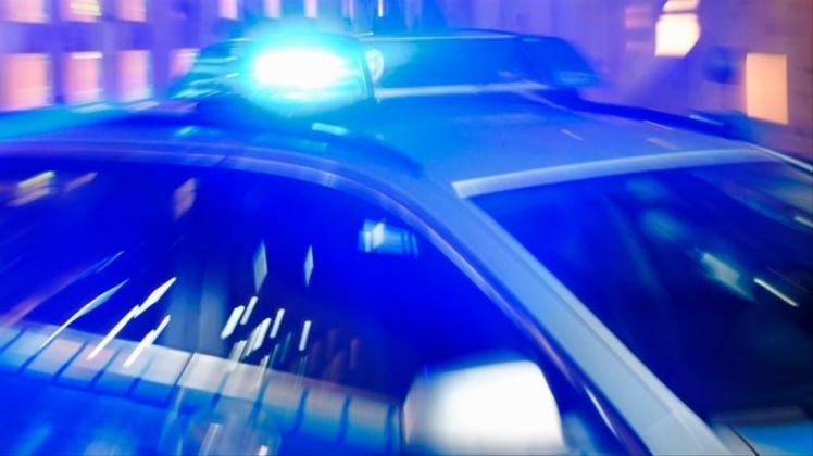 Am Freitagabend, 14.12.2018, hat die Polizei in Harpstedt mit mehreren Streifenwagen und einem Hubschrauber nach einer vermisst gemeldeten 88-Jährigen gesucht. Symbolfoto: Carsten Rehder/dpa