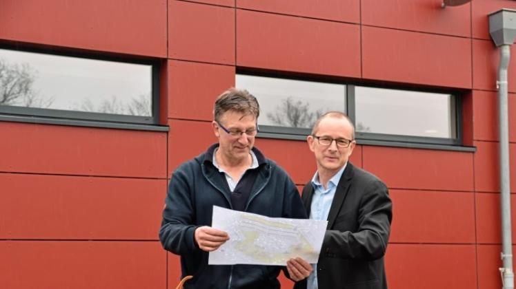 Erweiterung für die Grafttherme: Bad-Leiter Oliver Wilms (links) und Geschäftsführer Guido Becker haben die Pläne für das zweite Kursbecken vorgestellt. 
