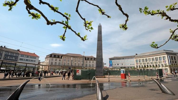 Streitfall: Das documenta-Kunstwerk, ein etwa 16 Meter hoher Obelisk, von US-Künstler Olu Oguibe ist am 23.05.2017 auf dem Königsplatz in Kassel (Hessen) zu sehen. 