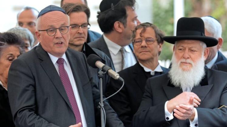 Kampf gegen Antisemitismus: Volker Kauder (l), Vorsitzender der CDU/CSU-Bundestagsfraktion, spricht bei der Solidaritätskundgebung „Berlin trägt Kippa“ der Jüdischen Gemeinde zu Berlin. Neben ihm steht der der berliner Rabbiner Yitshak Ehrenberg. Foto:dpa