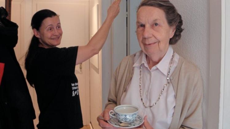 Gunda Krüder (links) hilft Marie Luise Schulze einmal die Woche im Alltag und vertreibt ihr die Zeit. Dafür bedankt sich die Seniorin mit Frühstück, Tee und kleinen Aufmerksamkeiten. 