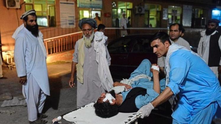 Ein verwundeter Mann wird geborgen. Bei einem Selbstmordanschlag auf ein Friedenstreffen von Taliban, Sicherheitskräften und Zivilisten in Ostafghanistan sind Dutzende Menschen getötet worden. 