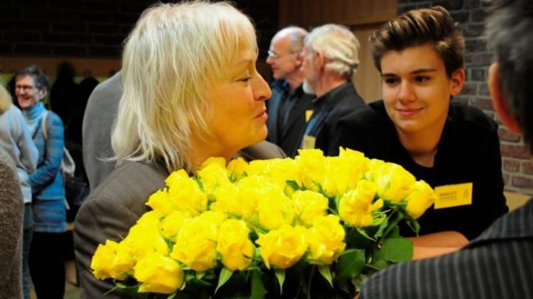 Amnesty-Mitglied Helga Freudenthal verteilte gelbe Rosen an die weiblichen Gäste. 