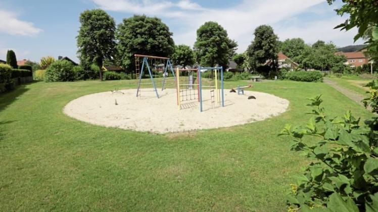 Der Spielplatz Weidenstraße soll drei Häusern, insbesondere für Familien, weichen. Eine Anliegerin äußerte ihr Bedauern über die Beschlussempfehlung, die der Bau- und Planungsausschuss der Gemeinde Hagen einstimmig traf. 