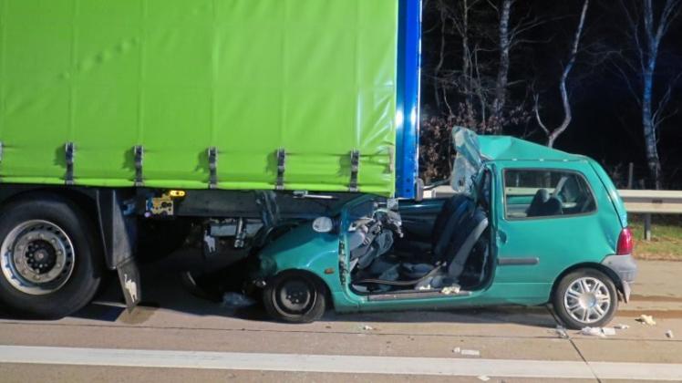 Ein Autofahrer ist bei einem Unfall mit einem Lastwagen auf der Autobahn 1 schwer verletzt worden. 