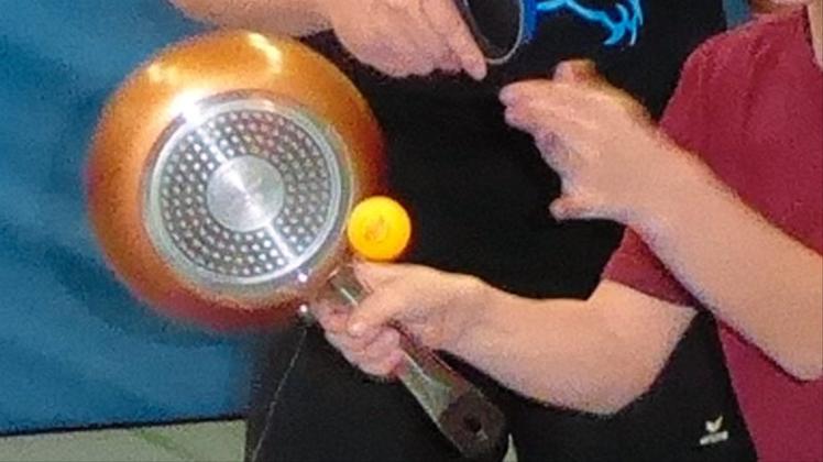 Beim „Pan-Pong“ trifft der Ball auf die Bratpfanne. Beim „Pan-Pong“ trifft der Ball auf die Bratpfanne.
