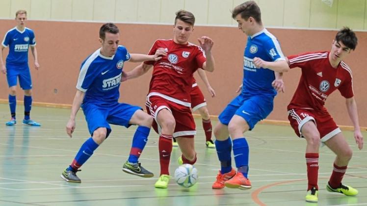 Sprung auf Landeseben: Die Futsal-A-Junioren des VfL Stenum (rotes Trikot, hier gegen die SG JDH Harpstedt) belegten beim Bezirksturnier Platz zwei Platz und treten am Samstag in Lutten an. 