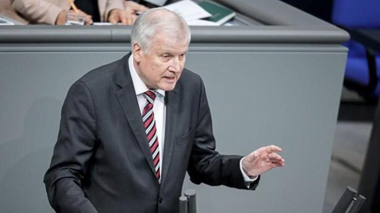 Horst Seehofer, Bundesminister für Inneres, Heimat und Bau, spricht am 23. März im Deutschen Bundestag zu den Abgeordneten. 