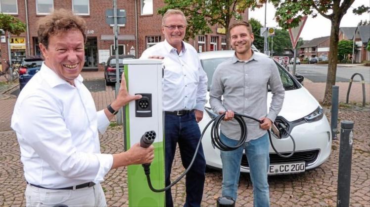 Die erste Lotter Stromzapfsäule nimmt Wolfgang Rawe (von links) gut gelaunt in Betrieb. Rainer Lammers und Marc-Philipp Nikolay freuen sich mit. 