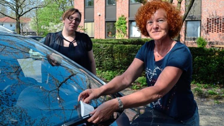 Falschparker im Visier: Fachbereichsleiterin Carola Dahms (links) schickt Silvia Schubert jetzt häufiger auf die Straße. Falschparker im Visier: Fachbereichsleiterin Carola Dahms (links) schickt Silvia Schubert jetzt häufiger auf die Straße.