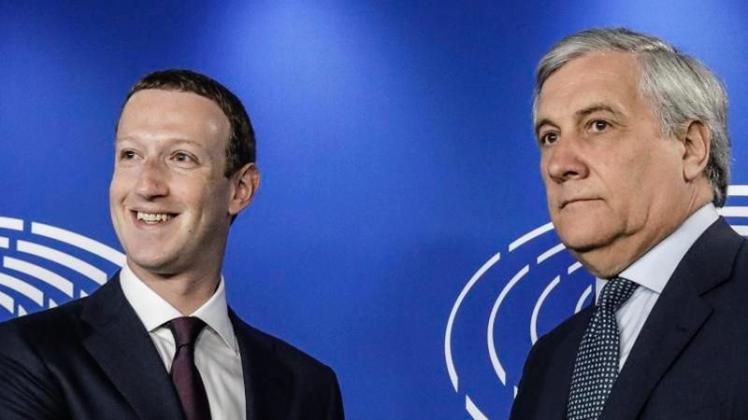 Mark Zuckerberg (L) zusammen mit EU-Parlamentspräsident Antonio Tajani. 