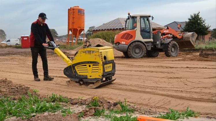 Im Baugebiet südlich Oldenburger Straße laufen die Arbeiten auf vollen Touren. Ein paar Häuser sind schon im Bau. Im Baugebiet südlich Oldenburger Straße laufen die Arbeiten auf vollen Touren. Ein paar Häuser sind schon im Bau.