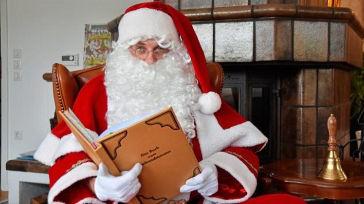 Der Weihnachtsmann (Markus Weise) bereitet sich akribisch auf seinen großen Tag vor. Am Heiligabend ist Bescherung.