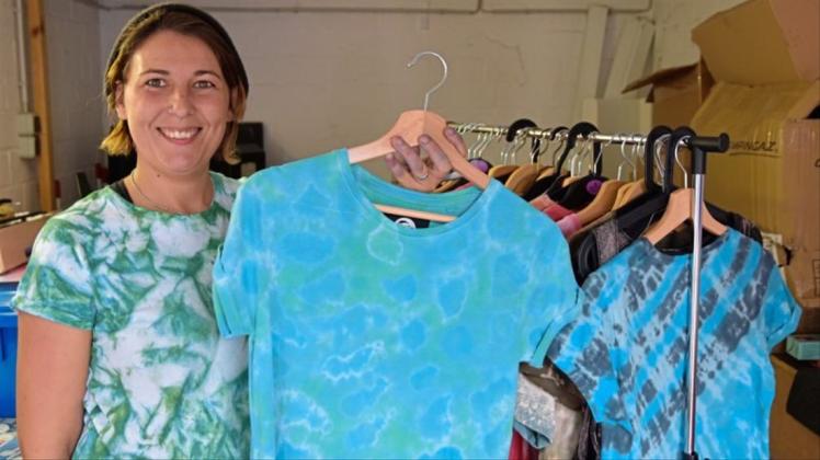 Lena Loseke präsentiert ihre Kollektion von Porto Covo. Die Delmenhorsterin hat sich mit Batik-T-Shirts selbstständig gemacht. 