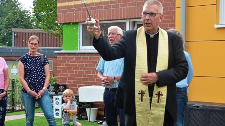 Feierlich: Pastor Stephan Höne weihte den neuen Spielplatz an der Krippe des Johannis-Kindergartens. 