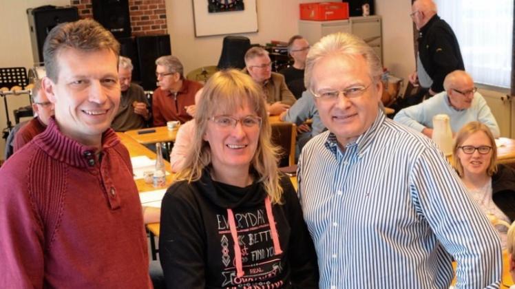 Sie wurden beim Musik- und Spielmannszug Bookholzberg in ihren Ämtern bestätigt: (von links) Dirk Heinrich und Britta Stamm. Andreas Hiller, 1. Vorsitzender, gehörte zu den ersten Gratulanten. Sie wurden beim Musik- und Spielmannszug Bookholzberg in ihren Ämtern bestätigt: (von links) Dirk Heinrich und Britta Stamm. Andreas Hiller, 1. Vorsitzender, gehörte zu den ersten Gratulanten.
