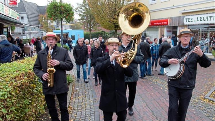Musizieren im ganzen Ortskern: Die Bremer Jazzband „Tuba Libre“. 