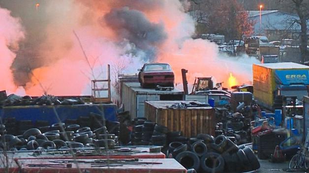 Ein Recycling-Betrieb im Hatter Ortsteil Munderloh steht am Dienstag, 11. Dezember, in Flammen. 