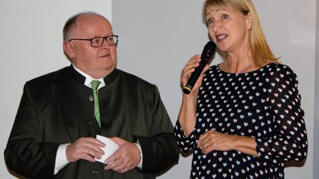 Schauspielerin Sabine Kaack, hier mit dem Plattdeutschbeauftragten Dirk Wieting, trug plattdeutsche Geschichten vor und sang am Ende sogar eine norddeutsche Variante des Klassikers „Summertime“. Schauspielerin Sabine Kaack, hier mit dem Plattdeutschbeauftragten Dirk Wieting, trug plattdeutsche Geschichten vor und sang am Ende sogar eine norddeutsche Variante des Klassikers „Summertime“.