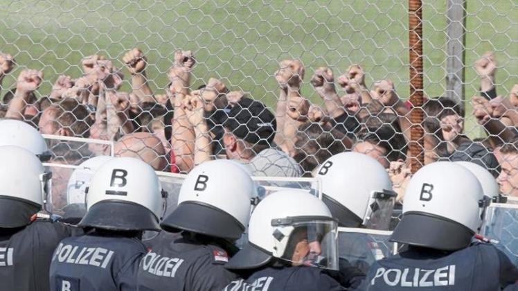 Österreichische Polizisten und Flüchtlings-Darsteller bei der Grenzschutzübung „Proborders“ an der Grenze zu Slowenien. Ronald Zak/AP 