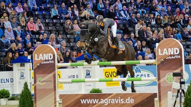 Steht auf der vorläufigen Starterliste des Agravis-Cups 2018: Sandra Auffarth vom RV Ganderkesee. Im Vorjahr startete sie mit Nupafeed’s La Vista in der EWE Arena in Oldenburg. Steht auf der vorläufigen Starterliste des Agravis-Cups 2018: Sandra Auffarth vom RV Ganderkesee. Im Vorjahr startete sie mit Nupafeed’s La Vista in der EWE Arena in Oldenburg.