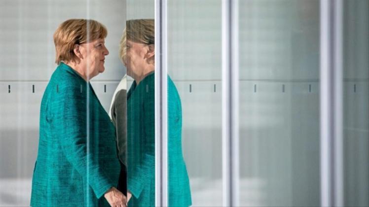 Ihr Kandidat hat verloren: Bundeskanzlerin Angela Merkel (CDU) am Rande der Sitzung der CDU/CSU Fraktion im Bundestag. 