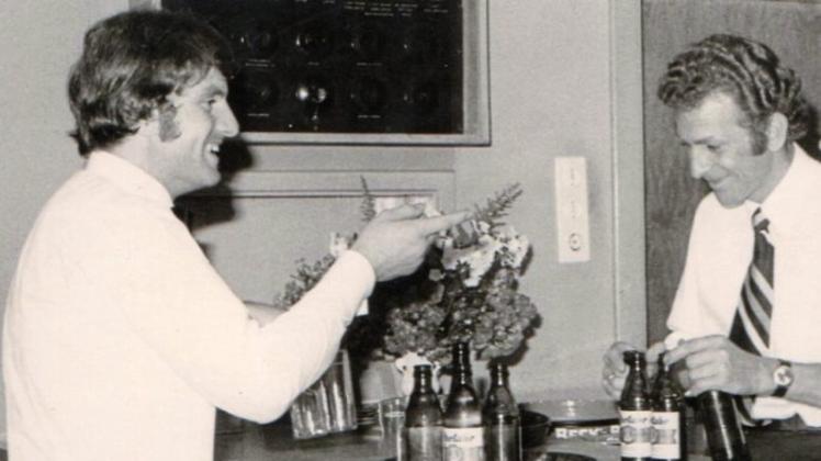 Erinnerungen an die 70er-Jahre: Helmut Paul (links) verkaufte, weil es schneller ging, bei Veranstaltungen Bierflaschen direkt aus der Kiste, weswegen er den Spitznamen Becks-Helmut bekam. Auf dem Bild ist aber gerade der damalige Inhaber des Bergedorfer Krugs Karl-Heinz Grundmann mit dem Bier beschäftigt. 