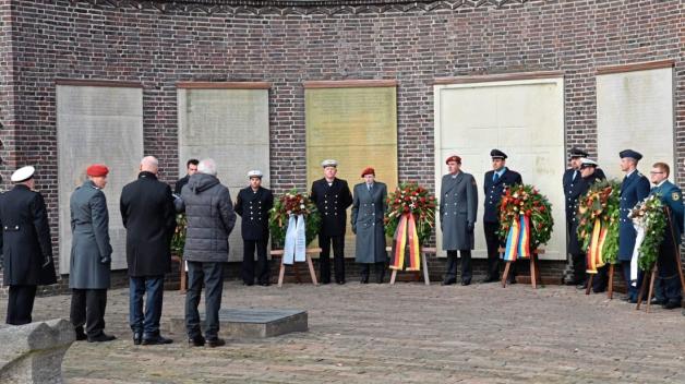 Die Gedenkstunde zum Volkstrauertag begann am Ehrenmal auf dem Rathausplatz mit dem Niederlegen von Kränzen im Gedenken an die Opfer von Krieg und Gewalt. 