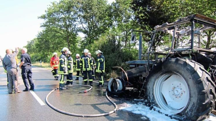 Auf der B212 bei Bookholzberg ist am Donnerstagvormittag ein Traktor ausgebrannt. 