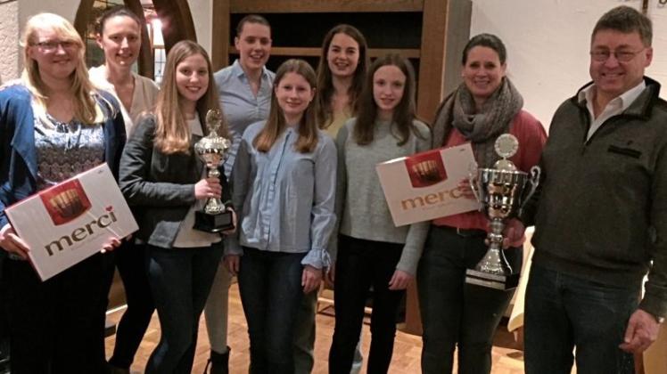 Die Sieger der 2017er Dressur-Mannschaftspokale Klasse E und A, die Teams aus Holle-Wüsting und Hude, freuten sich über die Pokale und Schokolade. 