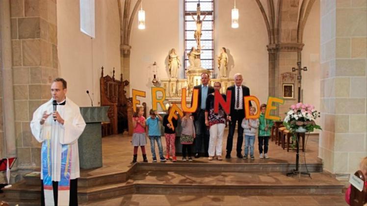 Mit einem Gottesdienst in der St.-Vincentius-Kirche unter Mitwirkung von Kindergartenkindern begann die Einweihung des neuen Kindergartens „Zur Freude“ in Bersenbrück. Fotos: Franz Buitmann