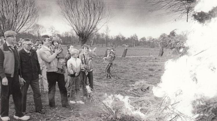 Zur Brauchtumspflege an Ostern gehören seit jeher die Osterfeuer. Hier lodern die Flammen 1984 in Heidkrug. Archivfoto: Horst Schilling