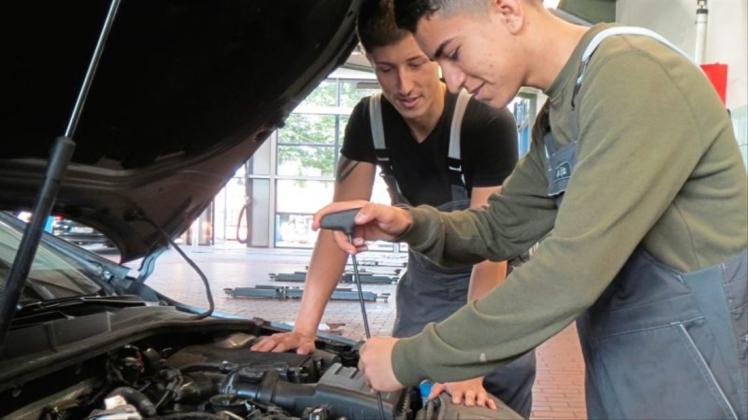 Konzentrierte Arbeit am Motor: Torsten Schultheiss, Mechatroniker-Geselle im Wardenburger Autohaus Heinemann, mit dem neuen Azubi Rayan Bybo (rechts).
Konzentrierte Arbeit am Motor: Torsten Schultheiss, Mechatroniker-Geselle im Wardenburger Autohaus Heinemann, mit dem neuen Azubi Rayan Bybo (rechts).