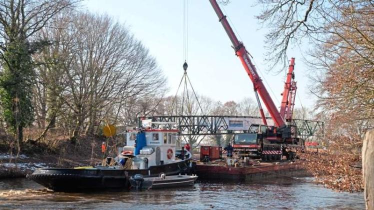 Am Mittwochnachmittag wurde die Leinpfadbrücke wieder an ihrem Standort am alten Hafen in Lingen montiert. 