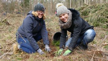 Freuen sich darauf, die Bäume wachsen zu sehen: Jana Samland und ihre Freundin Doreen nahmen das erste Mal an einer Baumpflanzaktion teil.