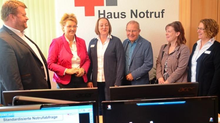 Die SPD-Bundestagsabgeordnete Susanne Mittag (2. von links) informierte sich beim DRK-Kreisverband in Hude unter anderem über das Haus-Notruf-System. 