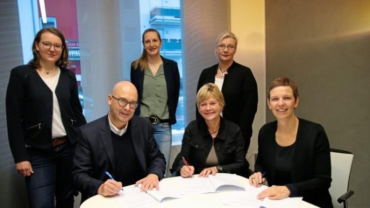 Unterzeichneten die Kooperationsvereinbarung:  AGW-Geschäftsführer Sven Sassen (vorn von links), Schulleiterin Steffi Baalmann und Sabine Ostendorf, Vorstand Maßarbeit. 