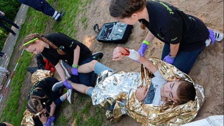 Wie hier beim Landeswettkampf der Johanniter-Unfall-Hilfe sollen auch die Delmenhorster Nachwuchsretter künftig bei Übungen Erlerntes anwenden. Wie hier beim Landeswettkampf der Johanniter-Unfall-Hilfe sollen auch die Delmenhorster Nachwuchsretter künftig bei Übungen Erlerntes anwenden.
