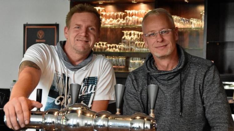 Ab Samstag wird am alten Tresen im Oldie Eck wieder Bier gezapft. Klaus Bublitz und Thomas Grempel freuen sich auf die Eröffnung. 