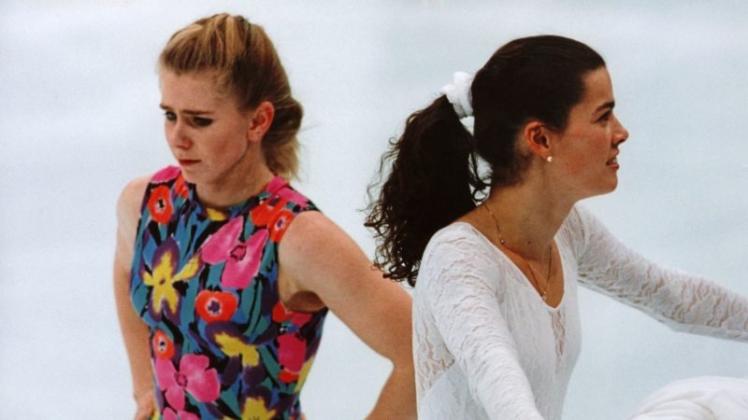 Die amerikanischen Eiskunstläuferinnen Tonya Harding (l.) und Nancy Kerrigan: Im Januar 1994 verletzte Hardings Leibwächter im Training Kerrigan mit einer Eisenstange am Knie. Harding soll den Angriff in Auftrag gegeben haben. 