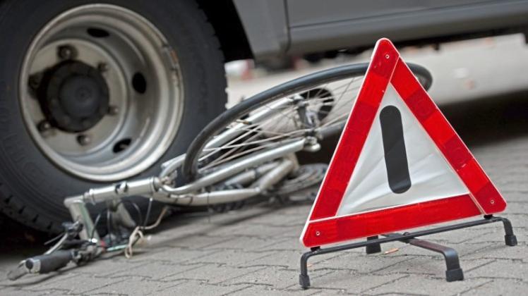 In Groß Ippener ist eine Radfahrerin von einem Lastwagen erfasst und tödlich verletzt worden. Symbolfoto: dpa