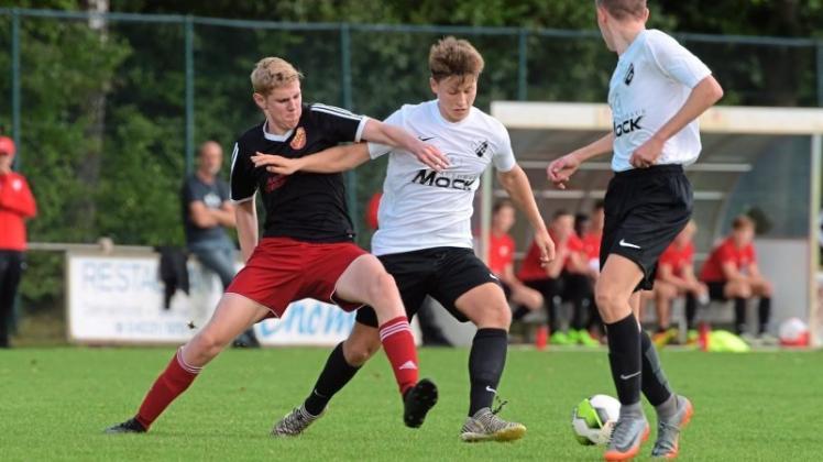 Torschützen für den TuS Heidkrug: Lukas Patasan (Mitte) und Ole Stolle (rechts). Torschützen für den TuS Heidkrug: Lukas Patasan (Mitte) und Ole Stolle (rechts).