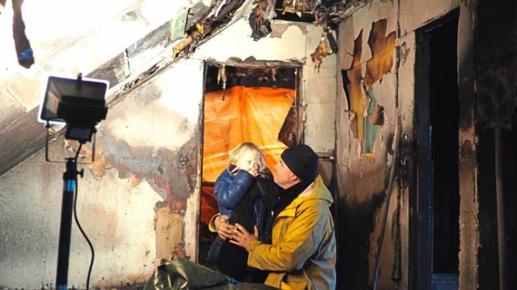 Nika und Michael Reinhardt zusammen im ausgebrannten Haus. An dem Brandabend hatte er sie aus dem brennenden Ersten Stock geholt. 
