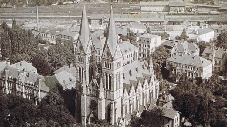 Die Herz-Jesu-Kirche trug nach 1902 hohe, achteckige Turmhauben. Sie wurden im Bombenkrieg teilweise zerstört. Die historische Ansichtskarte entstammt der Sammlung Dieter Mehring.