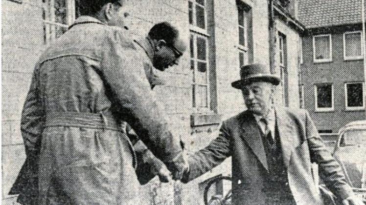 Lingens Bürgermeister Robert Koop (r.) verabschiedet vor dem Alten Lingener Polizeigebäude 1960 die Mitglieder der Delegation aus Pritzwalk aus der DDR - diese Geeste sorgte in der Stadt für großes Aufsehen. 