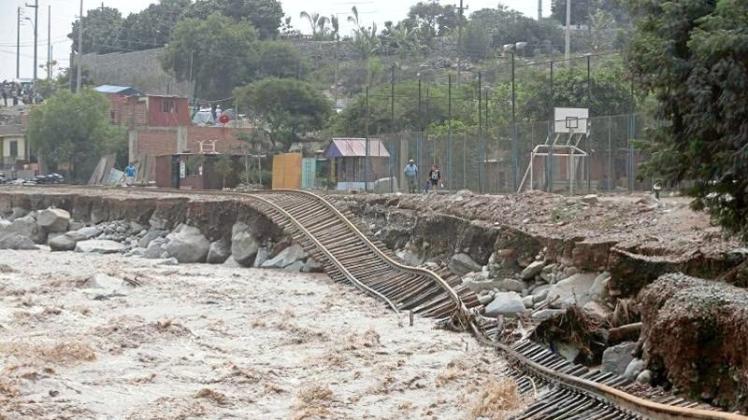Untergespülte Bahngleise in Lima, Peru: Naturkatastrophen richten zwar verheerende Schäden an, aber im ersten Halbjahr ging es auf dem Planeten vergleichsweise ruhig zu. 